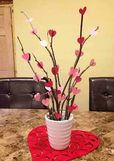 Ideias de decoração para o dia dos namorados centro de mesa com galhos e corações de papel