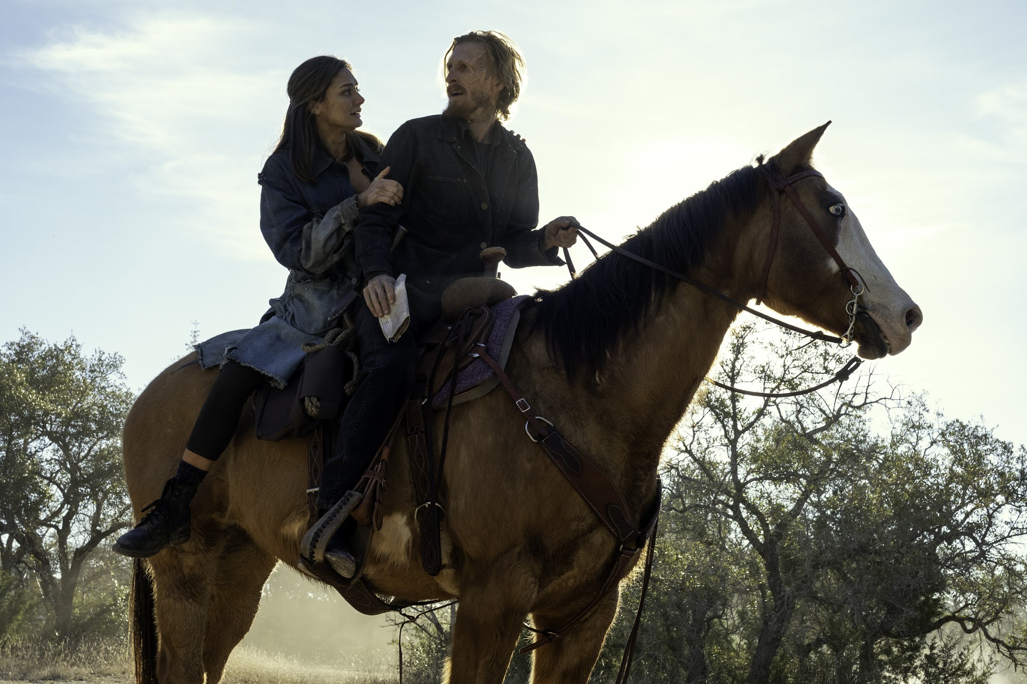 Dwight y Sherry buscan refugio a caballo  en la season final de la sexta temporada Fear The Walking Dead