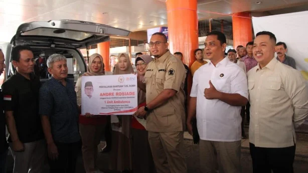 Andre Rosiade Serahkan Dua Unit Ambulans di Kota Padang
