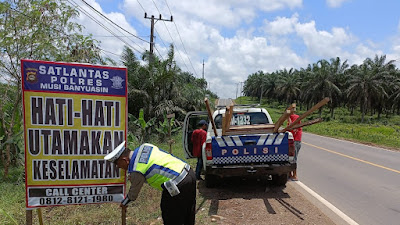 Cegah Terjadi Lakalantas, Poslantas Sukamaju Pasang Rambu Lalu Lintas