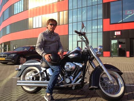 Alex+Pastoor+en+zijn+Harley+Davidson+voor+het+stadion+van+AZ