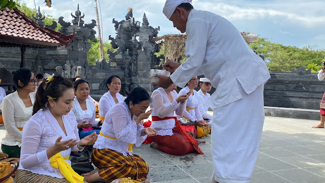   Ny. Antari Jaya Negara Pimpin Tirta Yatra WHDI Kota Denpasar Ke Pura Segara Rupek