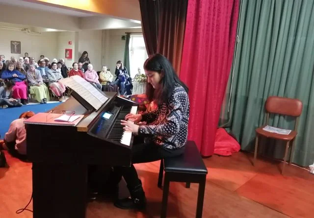 Alumnos del Colegio Alemán visitan a residentes del Hogar Santa María de Osorno