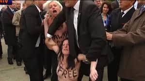  Deux Femen manifestent au passage de Hollande au Bourget