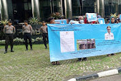 Masyarakat Supiori Demo KPK Usut Korupsi Bupatinya 