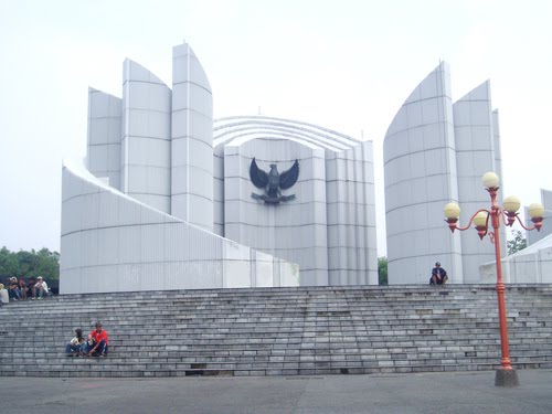 Gambar Monumen Perjuangan Rakyat Jawa Barat merupakan analogi beberapa 
