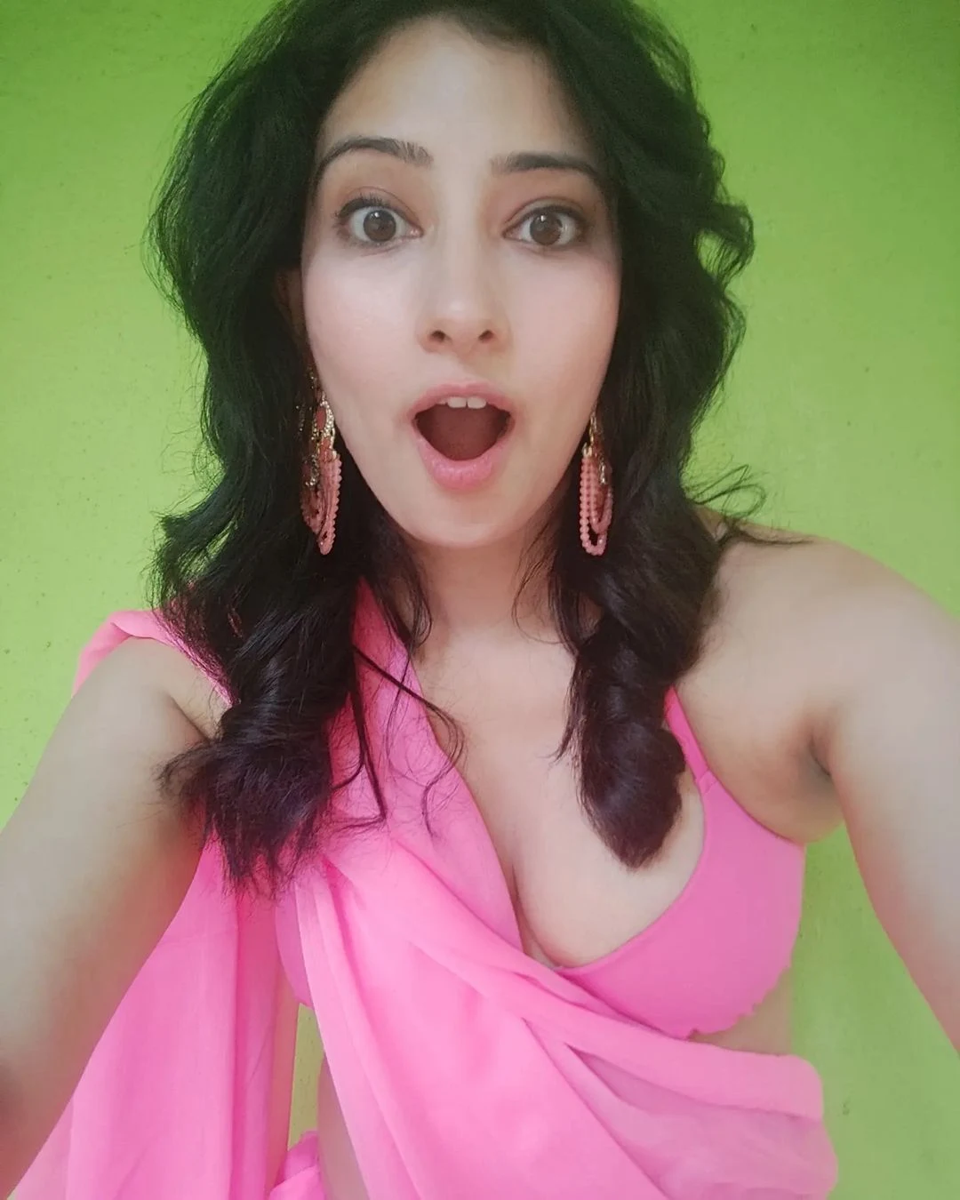 Niharica Raizada pink saree cleavage navel