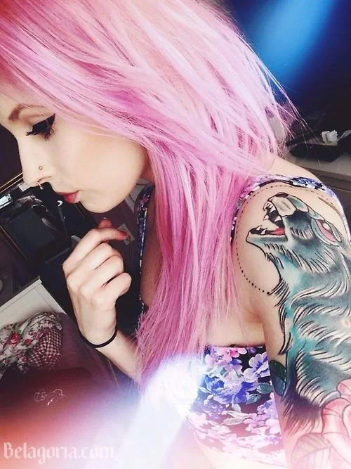 precios mujer de pelo rosa con tatuajes modernos en el brazo