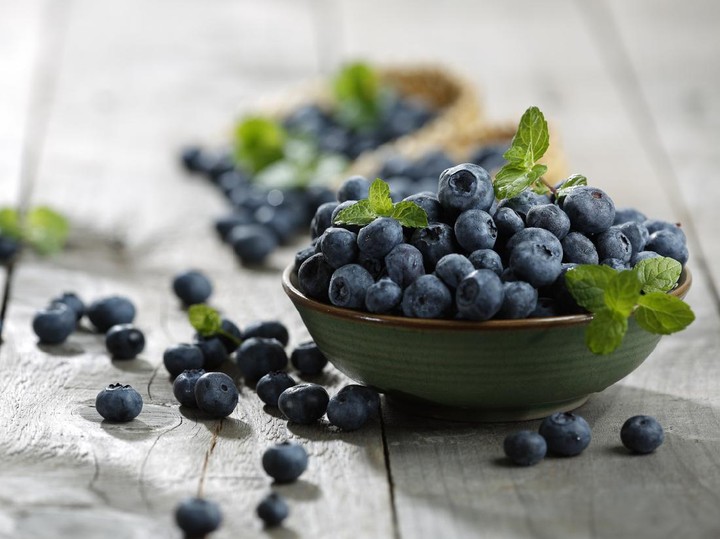 Blueberry memiliki banyak antioksidan, termasuk flavonoid dan anthocyanin, yang dapat melindungi otak dari stres oksidatif dan peradangan, yang dapat membantu menjaga kesehatan otak. Studi telah menunjukkan bahwa mengonsumsi blueberry juga dapat meningkatkan kemampuan kognitif, termasuk daya ingat.