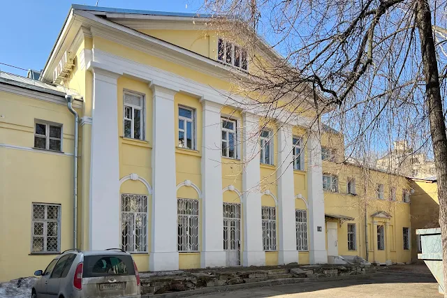Колпачный переулок, дворы, Выставочные залы Московского союза художников – бывший дом Е. Ф. Киппена (построен в 1819 году)