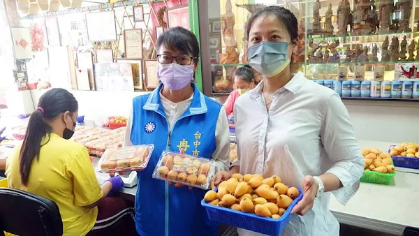 ▲台中新社枇杷滯銷，在冉齡軒議員牽線下，經霈渝國際有限公司負責人蕭詠霈協助，將300盒香甜枇杷外銷港澳，減少農民損失。（圖／記者林明佑攝）