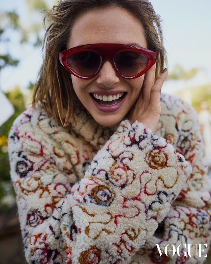 All smiles, Elizabeth Olsen poses in Chloe faux fur coat. Photo: Michael Schwartz / Vogue Hong KongAll smiles, Elizabeth Olsen poses in Chloe faux fur coat. Photo: Michael Schwartz / Vogue Hong Kong