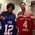 Fã de futebol americano, Dante troca camisa com jogador da NFL