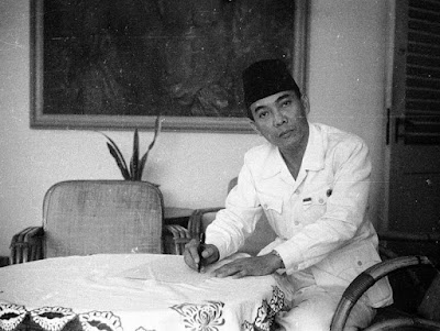 Presiden Sukarno di salah-satu ruangan rumahnya di Jalan Pegangsaan Timur 56, Jakarta, pada 1945 Opiniherry