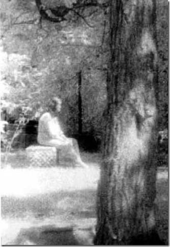 paranormal-girl_on_gravestone_lg