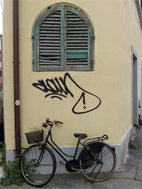 Bicycle at the corner of Via dell'Origine with Via Paoli, Livorno