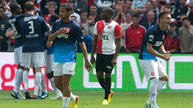 Los jugadores del Twente celebran una victoria histórica en Rotterdam