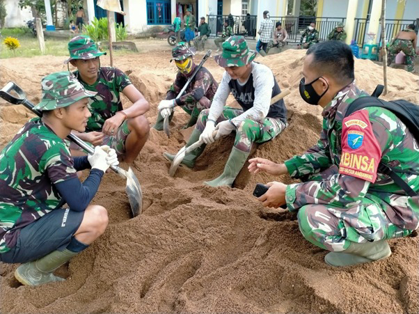 Babinsa Sharing Bersama Anggota Satgas TMMD Ke-111 Kodim 1207/Pontianak