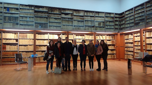 Visita de los alumnos de Filología Clásica al Fondo Antiguo.