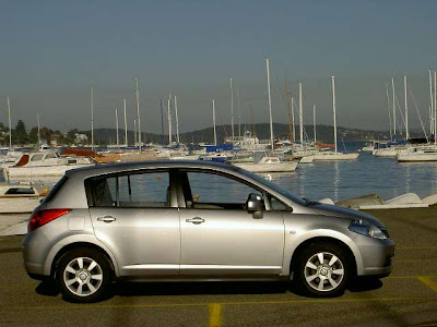 nissan tiida side view