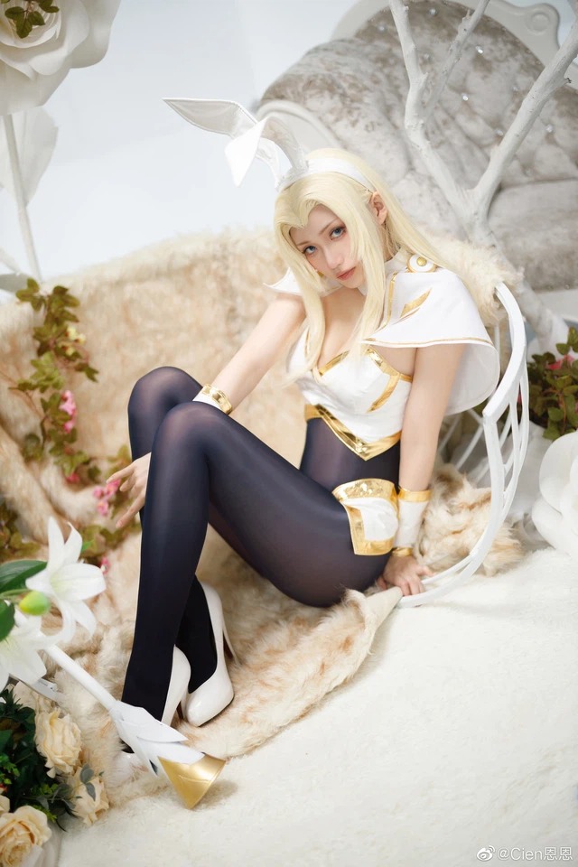 Tiểu thư ánh sáng Lux lột xác đầy táo bạo trong loạt ảnh cosplay phiên bản "xôi thịt"