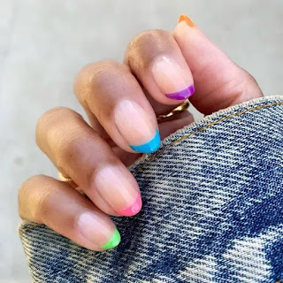 19. Manicura Francesa Neón: un Toque de Color Brillante