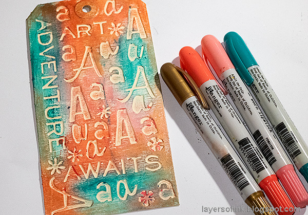 Layers of ink - Typography Tag Tutorial by Anna-Karin Evaldsson. Color with Distress Crayons.