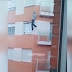 VÍDEO. Hombre de 52 años muere tras intentar entrar por la ventana de su apartamento.