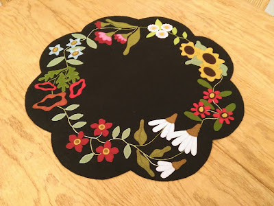 garden blooms, tapete, table mat, primitive gatherings, fieltro, feutrine, felt, bordado, embroidery, broderie, aplicacion, appliqué