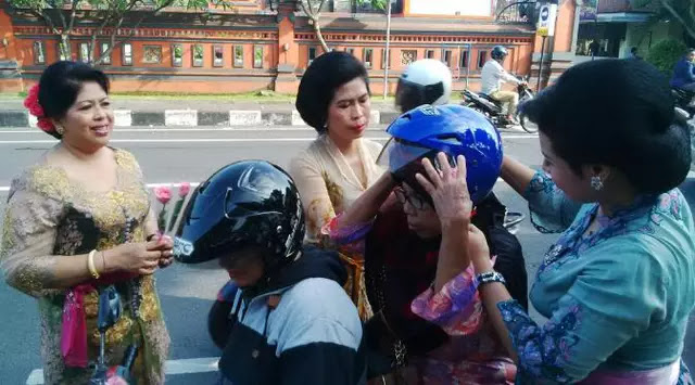 Perhatikan Ini Saat Boncengan Motor Pakai Kebaya