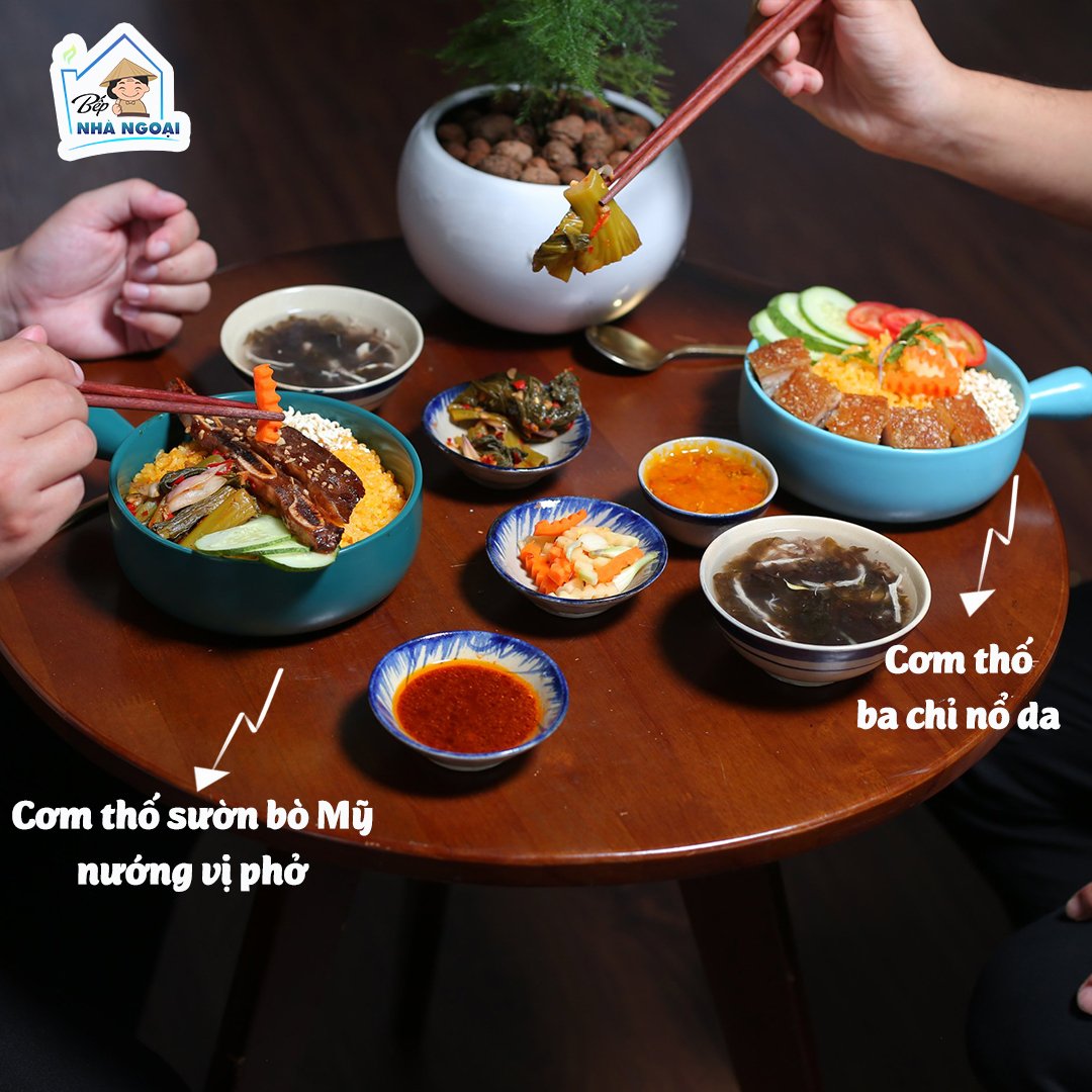 Có thể là hình ảnh về thực phẩm và văn bản cho biết 'Bếp NHÀ NGOẠI Cơm thố sườn bò Mỹ nưáng vị phở Cơm thố ba chỉ nổ da'