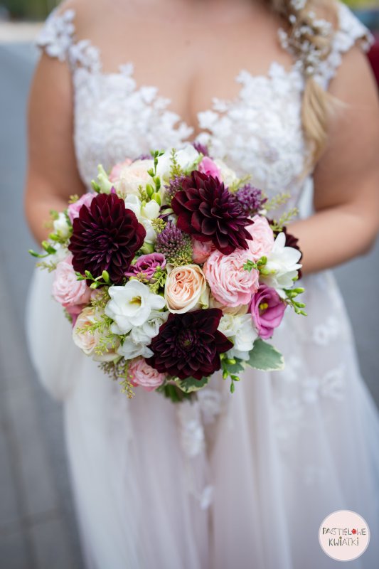 Bukiet ślubny z ciemnymi kwiatami