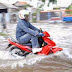 5 TIPS AGAR SEPEDA MOTOR TIDAK MOGOK SAAT MELEWATI BANJIR