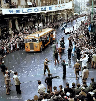Αθήνα, 12 Οκτωβρίου 1944. Πανηγυρισμοί απελευθέρωσης Βούλα Θεοχάρη Παπαϊωάννου, αρχείο Μουσείου Μπενάκη