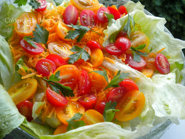 Salada de alface, tomate e cenoura