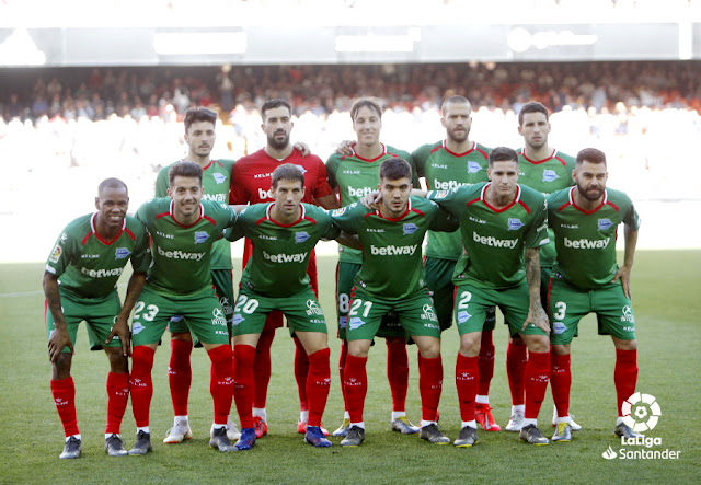 DEPORTIVO ALAVÉS. Temporada 2018-19. Ximo Navarro, Pacheco, Tomás Pina, Laguardia y Calleri; Diego Rolan, Jony, Darko Brasanac, Martín Aguirregabiria, Vigaray y Rubén Duarte. VALENCIA C. F. 3 (Carlos Soler, Santi Mina, Kevin Gameiro) DEPORTIVO ALAVÉS 1 (Ximo Navarro). 12/05/2019. Campeonato de Liga de 1ª División, jornada 37. Valencia, estadio de Mestalla.