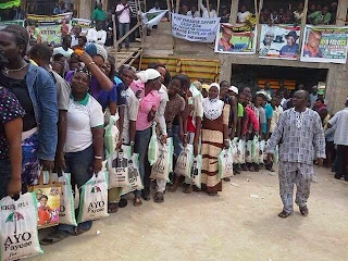 Governorship aspirant Ayo Fayose gives out Rice to Ekiti Citizens Yesterday