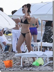Olga-Kurylenko-Wearing-Sexy-Black-Bikini-At-The-Beach-In-Miami-05