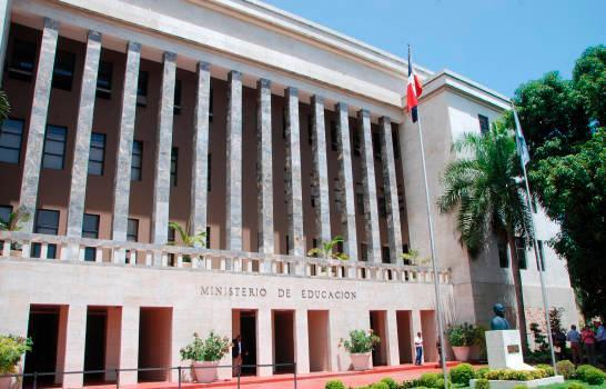 Denuncian el Minerd no le ha pagado a los maestros contratados