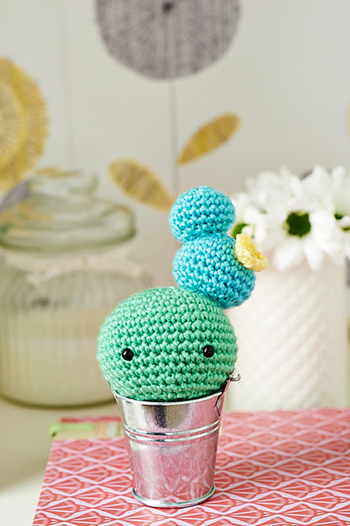 Free crochet pattern cactus, photo by Top Crochet Patterns | Happy in Red