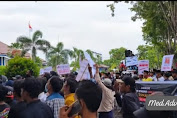 Aksi demo dilakukan masyarakat Sampang bela PJ Bupati Sampang di depan Kantor Pemda.
