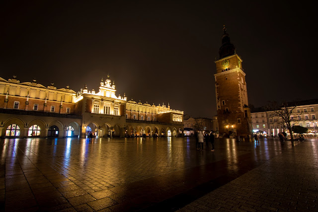 Fondaco dei tessuti e Torre del Municipio di notte-Rynek Glowny-Cracovia