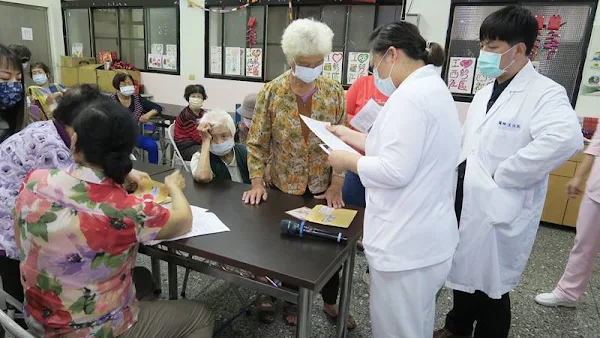 部彰骨鬆團隊走進彰化社區　解說協助長輩就醫