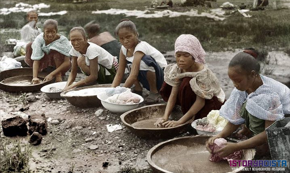 Filipino women washing clothes (c1899)