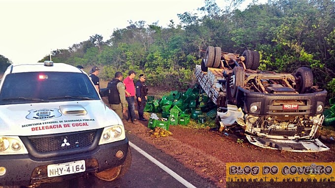 Caminhoneiro fica ferido após capotar caminhão carregado de acerolas na PI-213 em Cocal