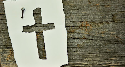 Apa artinya memikul salib setiap hari dalam Kristen? (Lukas 9:23)