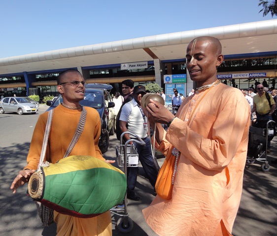 Devotees Greeted Sankarshan Das With Kirtan When he arrived in Pune