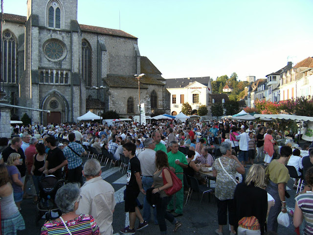 Feiras com produtos de granja artesanais atraem até os maiores chefs da França. Essa é em Orthez.