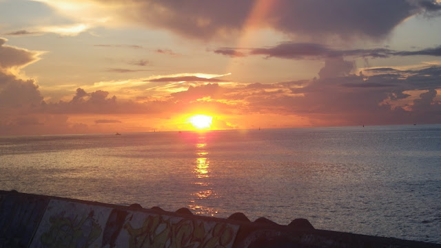 宜野湾市トロピカルビーチから見た夕陽