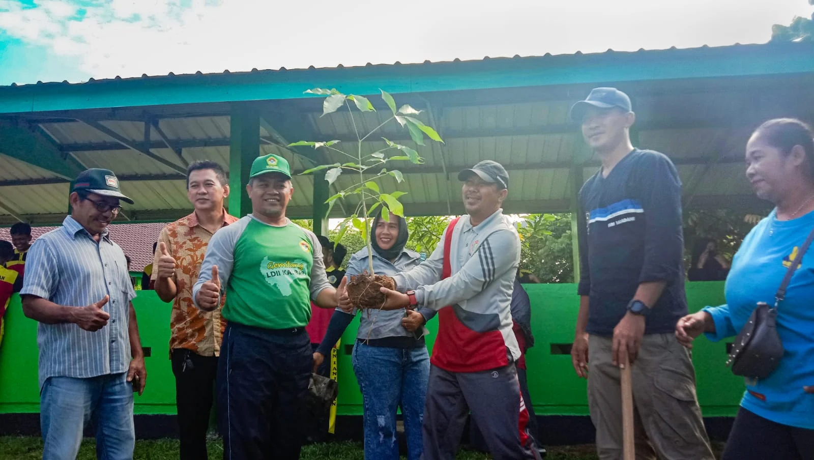 Dukung Sekolah Sehat, LDII Kalbar Tanamkan Karakter Peduli Lingkungan di SMP 1 Anjongan